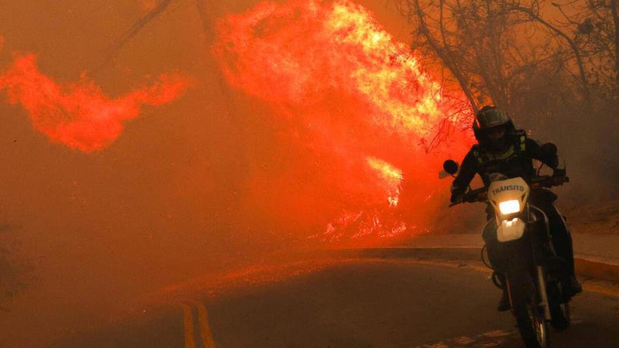 Autoridades declaran en emergencia a Quito por incendios que amenazan zonas residenciales