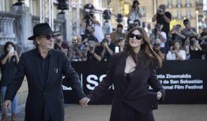 Tim Burton aparece por sorpresa en el Festival de San Sebastián junto a Mónica Bellucci