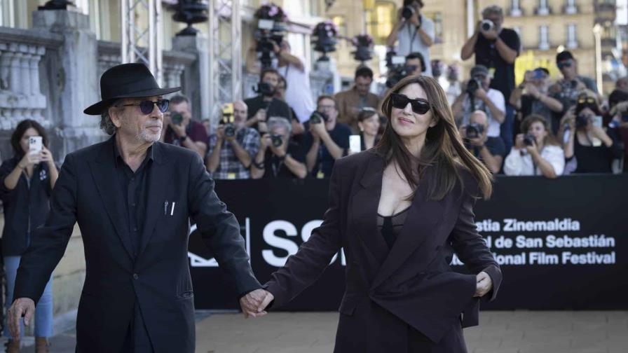 Tim Burton aparece por sorpresa en el Festival de San Sebastián junto a Mónica Bellucci