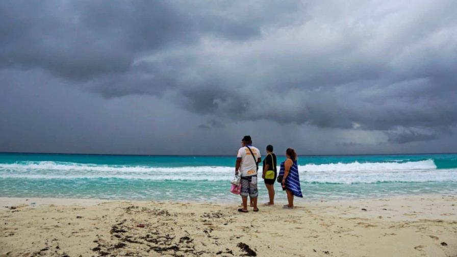 La tormenta Helene pasa frente a la península de Yucatán y tiene bajo alerta a Florida