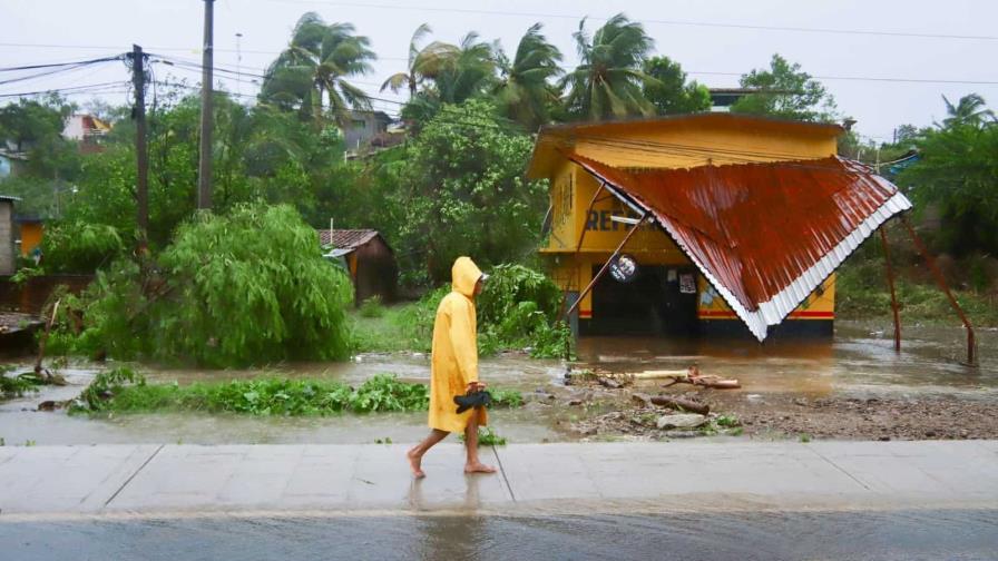 Tormenta tropical Helene gana fuerza y activa avisos por huracán en partes de Florida y México