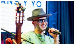 Zeo Muñoz presenta El peor tipo de tu vida en un encuentro íntimo con parte de sus fanáticos