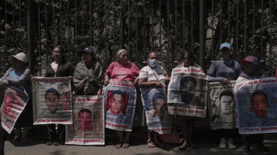 Diez años después, familiares de los 43 estudiantes mexicanos desaparecidos exigen justicia