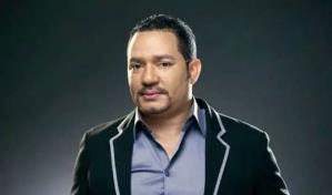 Frank Reyes muestra su granja de pollos