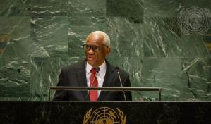 Presidente Consejo de Transici&oacute;n de Hait&iacute; tuvo percance con jarra de agua en ONU y se vuelve viral