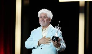 El cine me lo ha dado todo, dice Almodóvar al recibir el premio honorífico en San Sebastián
