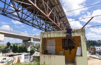 En Gualey esperan a Obras Públicas para tratar el desalojo de familias debajo del puente