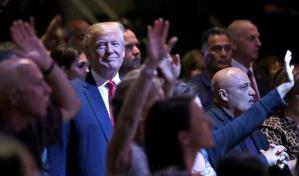 Los evangélicos hispanos apoyan mayoritariamente a Trump, según encuesta