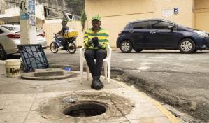 Más imbornales al descubierto en la calle doctor Tejada Florentino