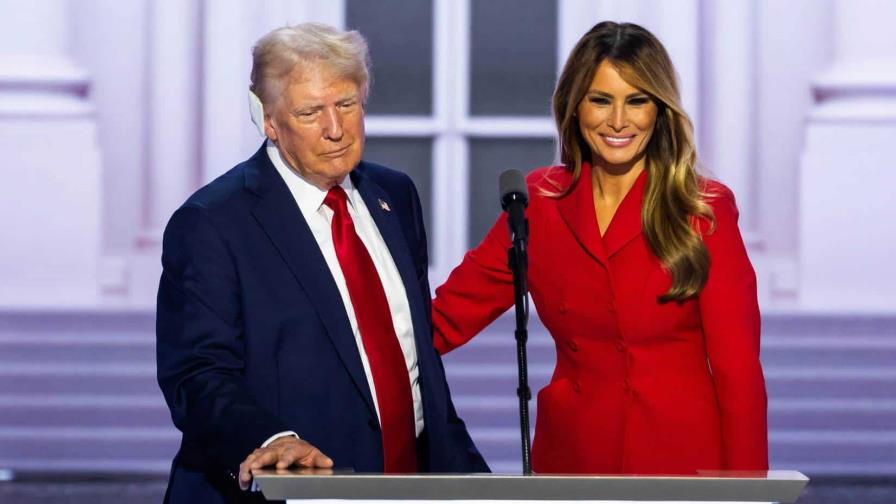 Donald Trump recomienda las memorias de su esposa Melania como regalo de Navidad