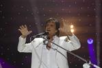Roberto Carlos inunda Madrid con flores, nostalgia y canciones de amor Roberto Carlos inunda Madrid con flores, nostalgia y canciones de amor