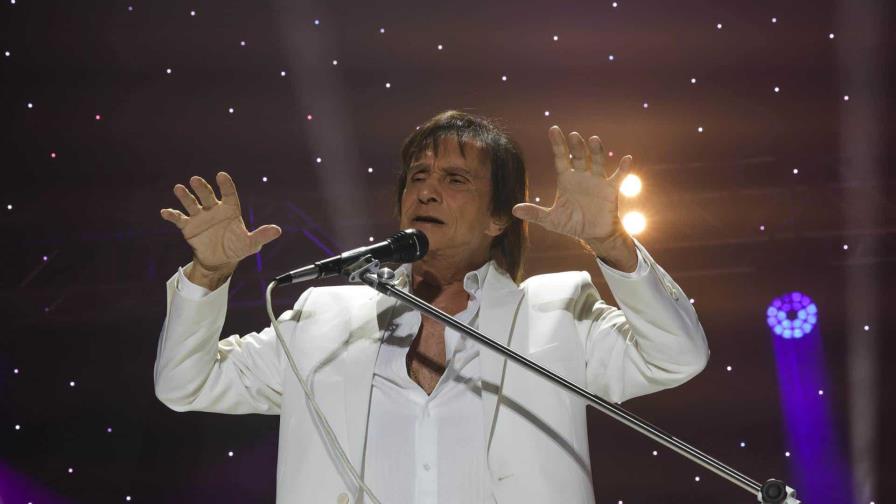 Roberto Carlos inunda Madrid con flores, nostalgia y canciones de amor