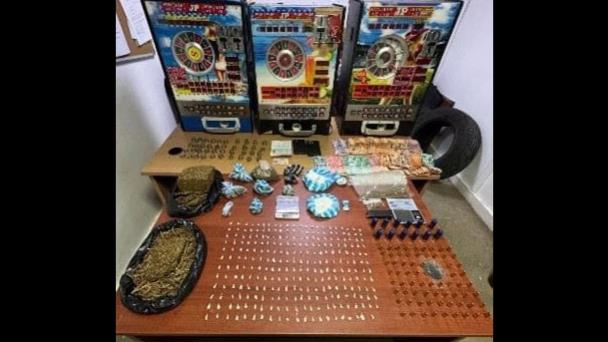 Confiscan drogas, municiones, dinero y apresan a tres personas en allanamientos en Sabana Iglesia