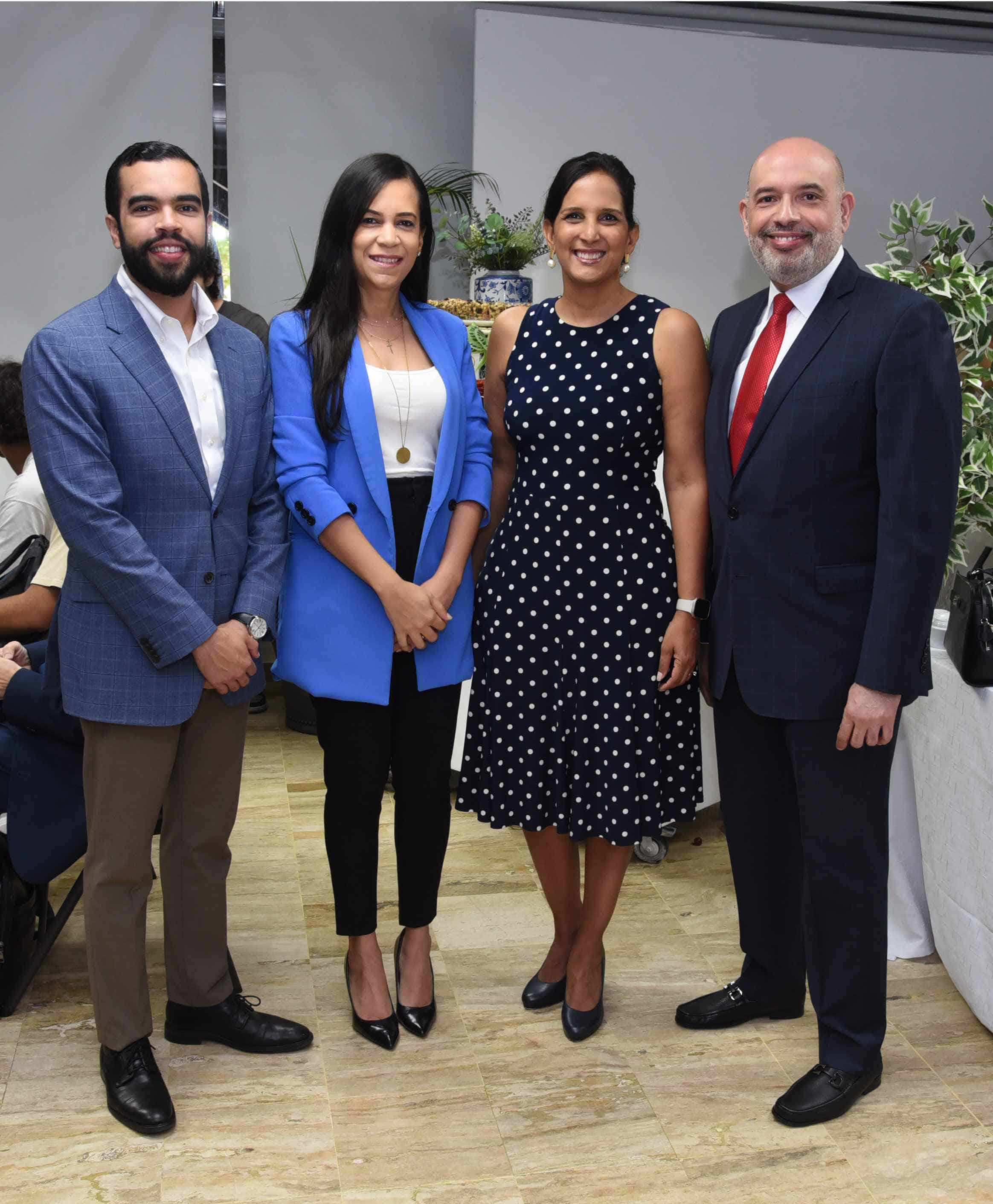 Cesar Rosario, Natalie Oviedo, Sarah Estévez y Víctor Rosario.