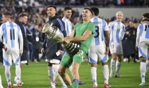 FIFA suspende 2 partidos al arquero argentino Martínez por indisciplina en eliminatorias