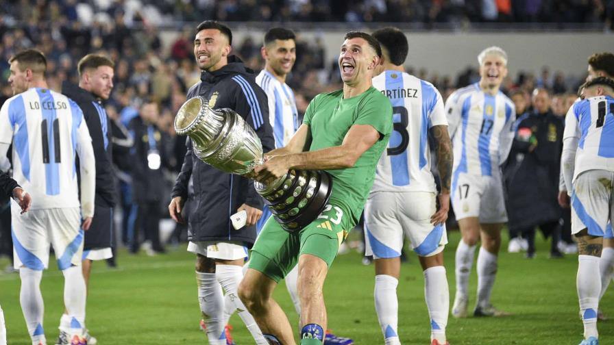 FIFA suspende 2 partidos al arquero argentino Martínez por indisciplina en eliminatorias