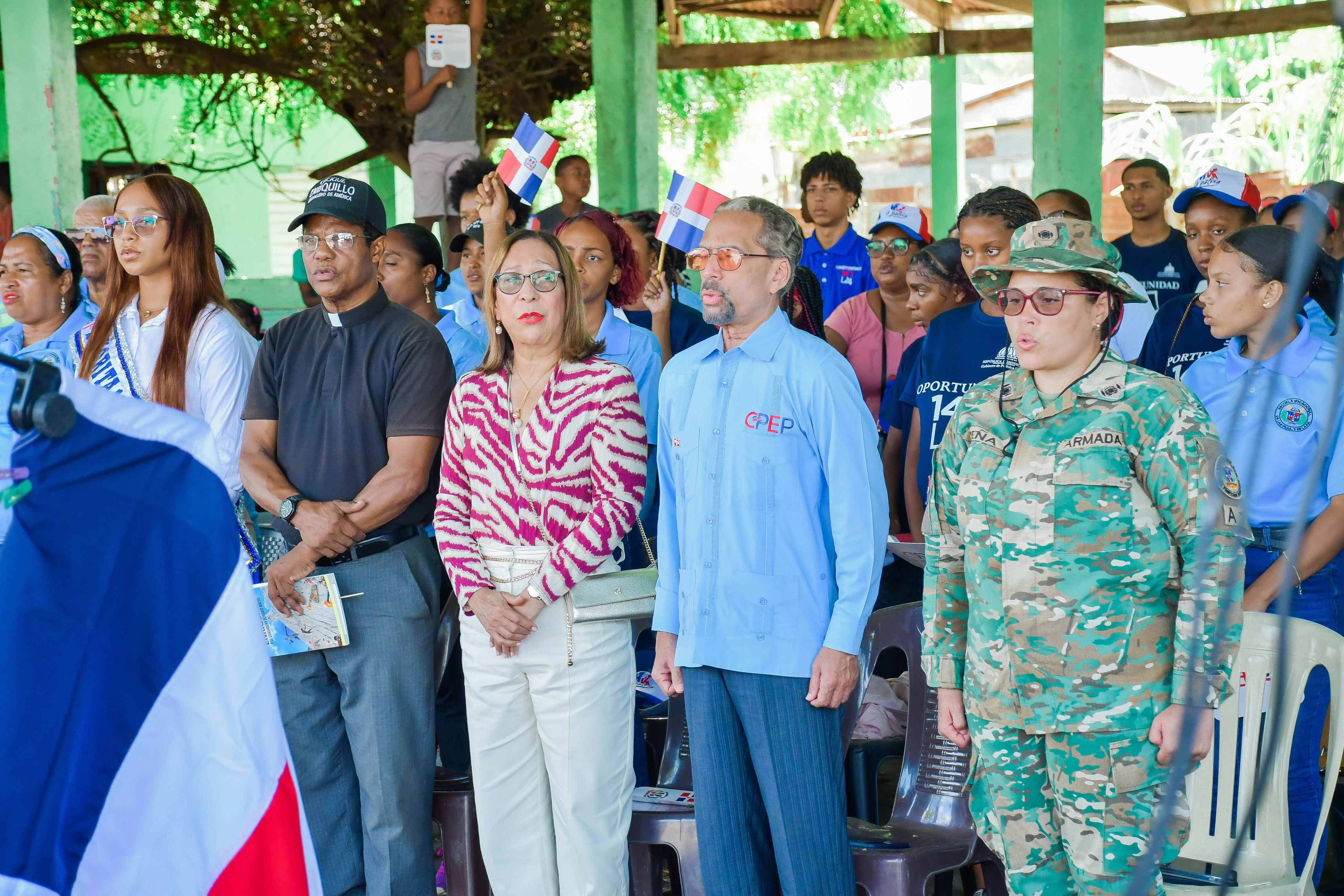 Juan Pablo Uribe, y Lidia Martínez, presidieron el acto a Enriquillo.