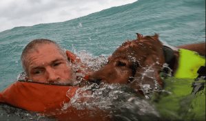 Un hombre y su perro rescatados del océano agitado por el paso del huracán Helene