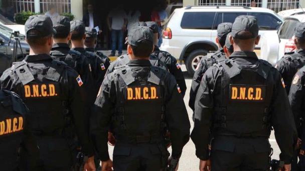 Presentan acusación en Baní contra 11 personas por narcotráfico y tráfico de armas