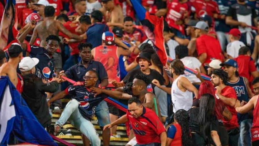 Una veintena de heridos por batalla a cuchillo en estadio de Medellín