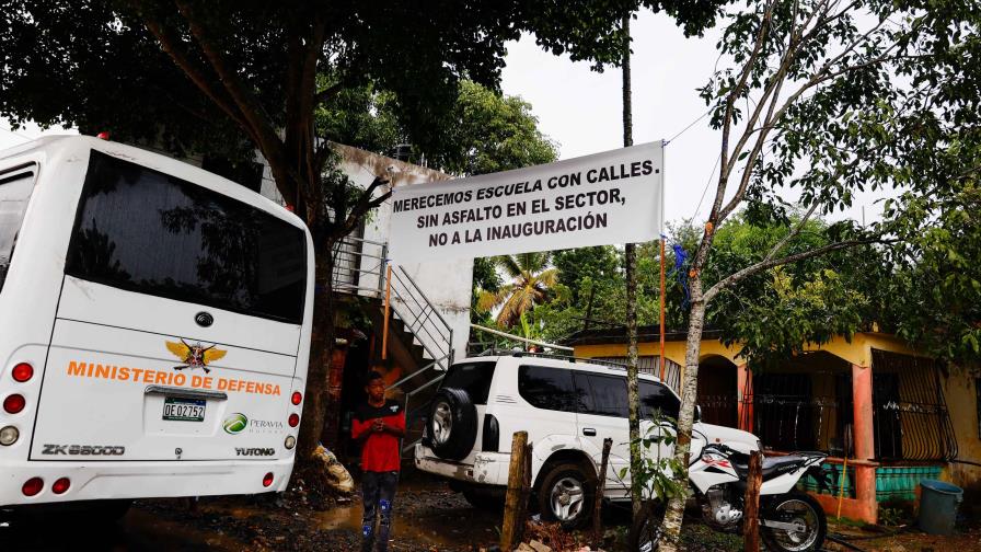 Residentes en Villa Mella reciben a Abinader con cartel de protesta durante inauguración de escuela