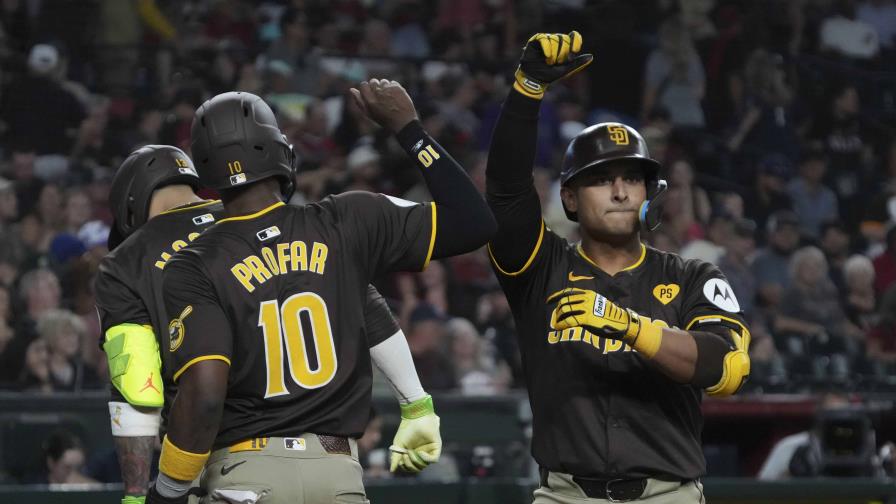 Padres disparan 3 jonrones en la 9na y vencen a Diamondbacks, que se alejan de playoffs