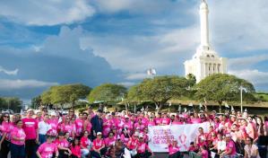 Santiago se moviliza en una marcha solidaria contra el cáncer de mama: exhortan a la prevención