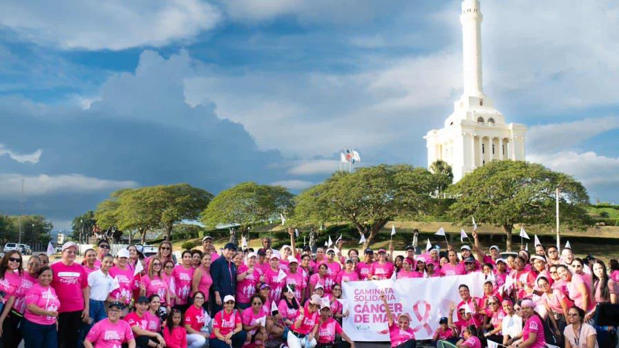 Santiago se moviliza en una marcha solidaria contra el cáncer de mama: exhortan a la prevención