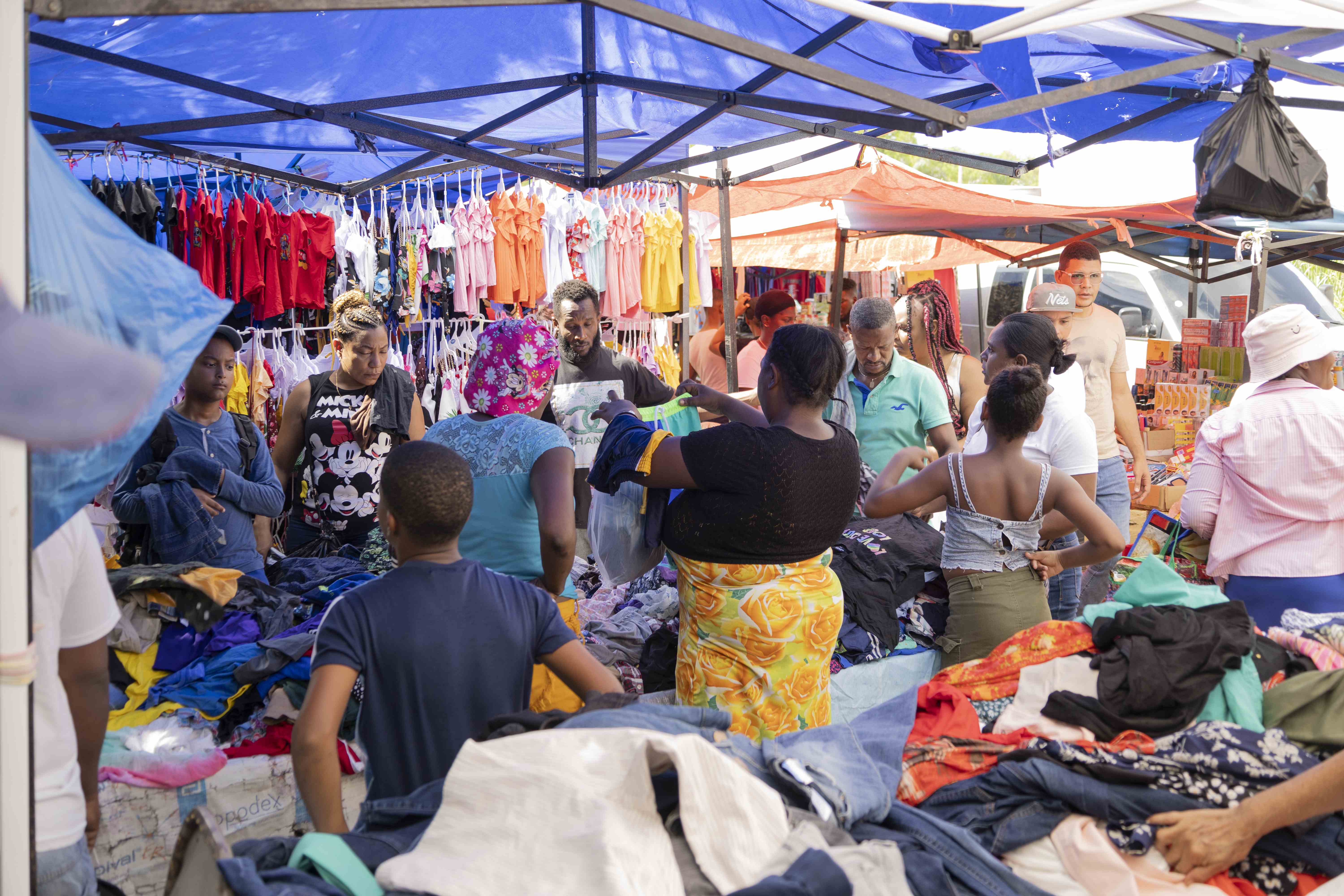 Compradores y vendedores del mercado de la pülga 