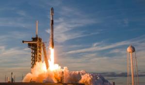 Astronautas de la NASA varados dan la bienvenida a cápsula de SpaceX que los devolverá a la Tierra
