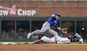 Los Bravos resisten el embate de los Dodgers y empatan la Serie Divisional