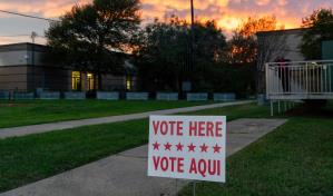 Juez bloquea una parte de la controvertida ley de Texas que penaliza la ayuda a votantes