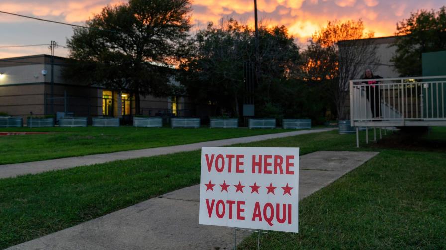 Juez bloquea una parte de la controvertida ley de Texas que penaliza la ayuda a votantes