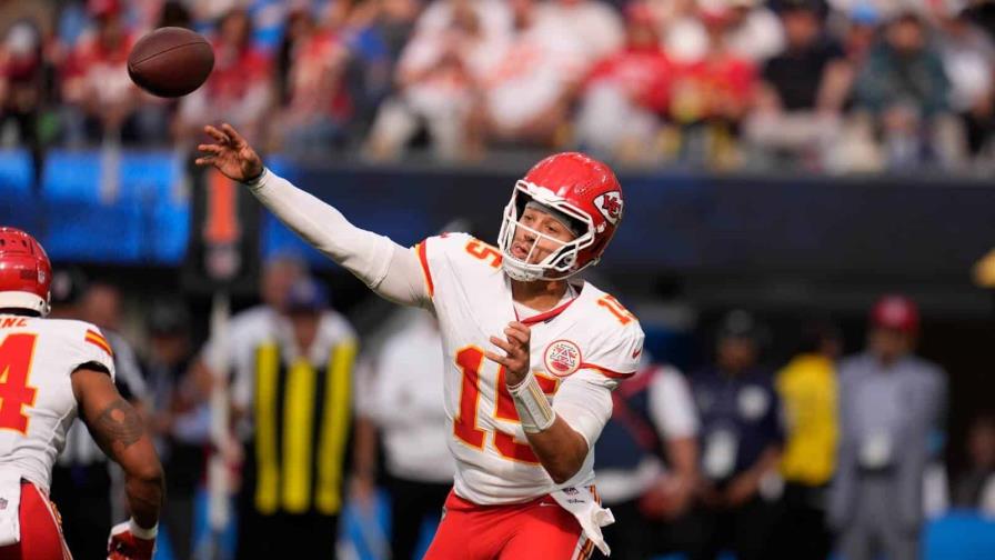 Mahomes y Kelce ayudan a Chiefs a remontar para vencer a Chargers