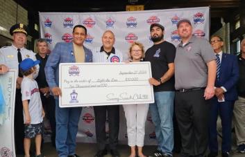 Sammy Sosa regresa a Chicago, con donaciones a los bomberos
