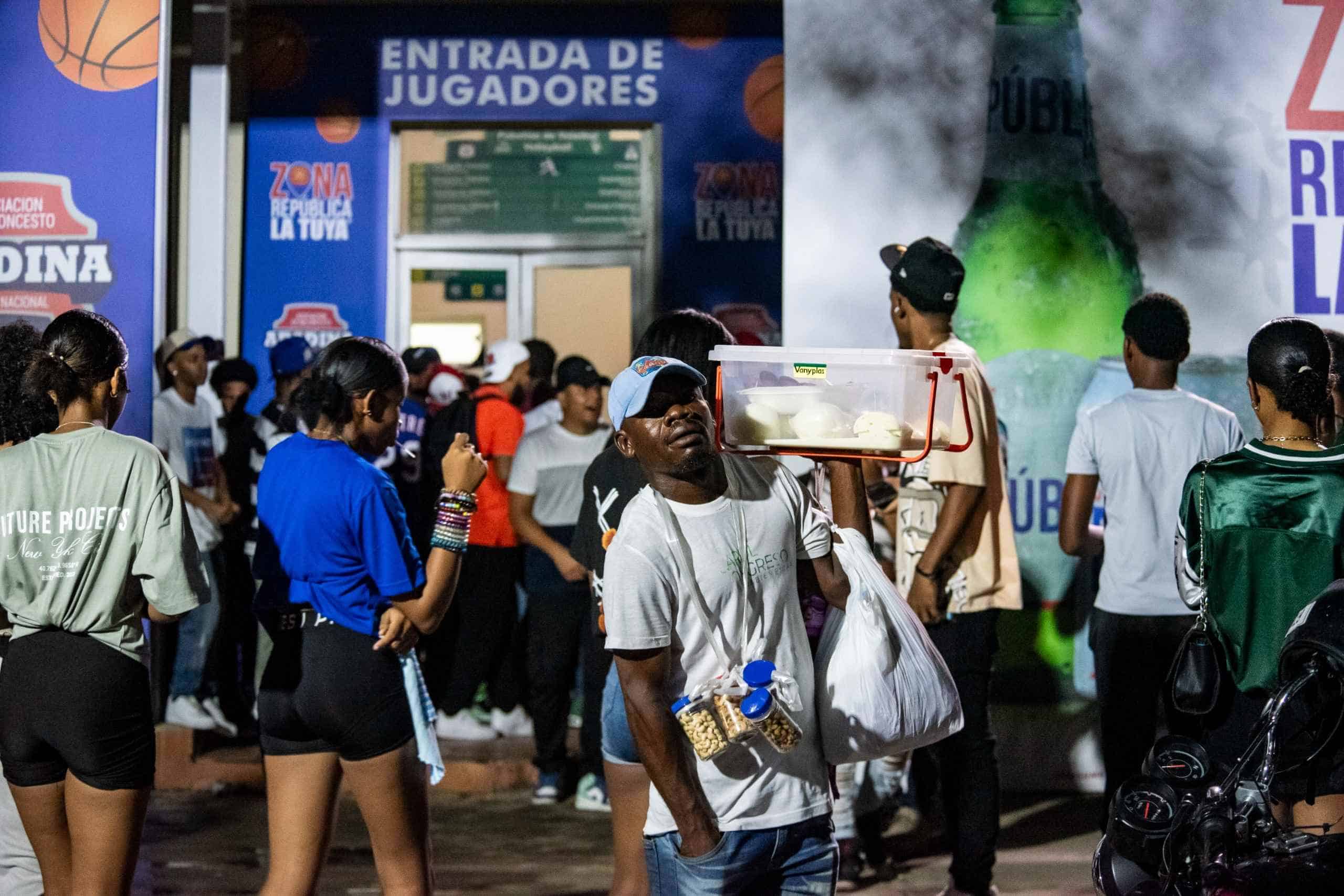 Ambiente en los alrededores del Palacio de Voleibol Ricargo Gioriber Arias luego de la suspensión del partido entre Bameso y Mauricio Báez en el TBS Distrito 2024