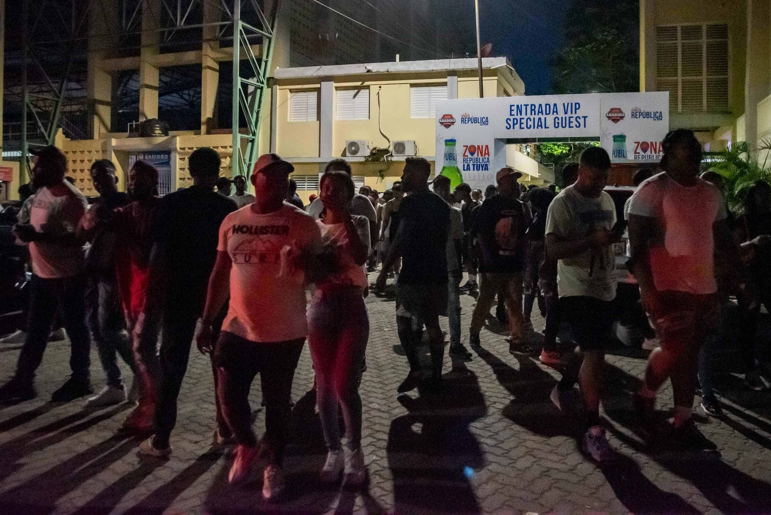 Ambiente en los alrededores del Palacio de Voleibol Ricargo Gioriber Arias luego de la suspensión del partido entre Bameso y Mauricio Báez en el TBS Distrito 2024