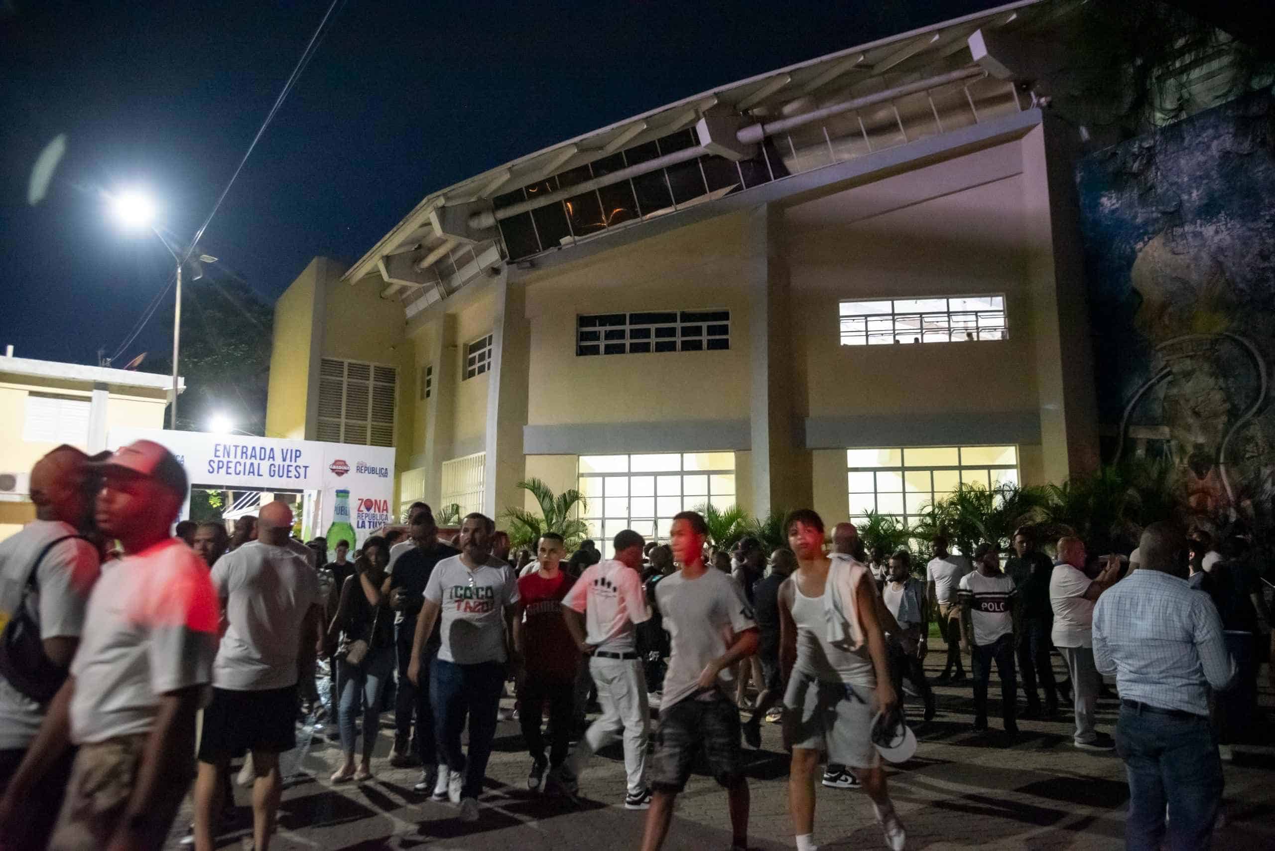 Ambiente en los alrededores del Palacio de Voleibol Ricargo Gioriber Arias luego de la suspensión del partido entre Bameso y Mauricio Báez en el TBS Distrito 2024