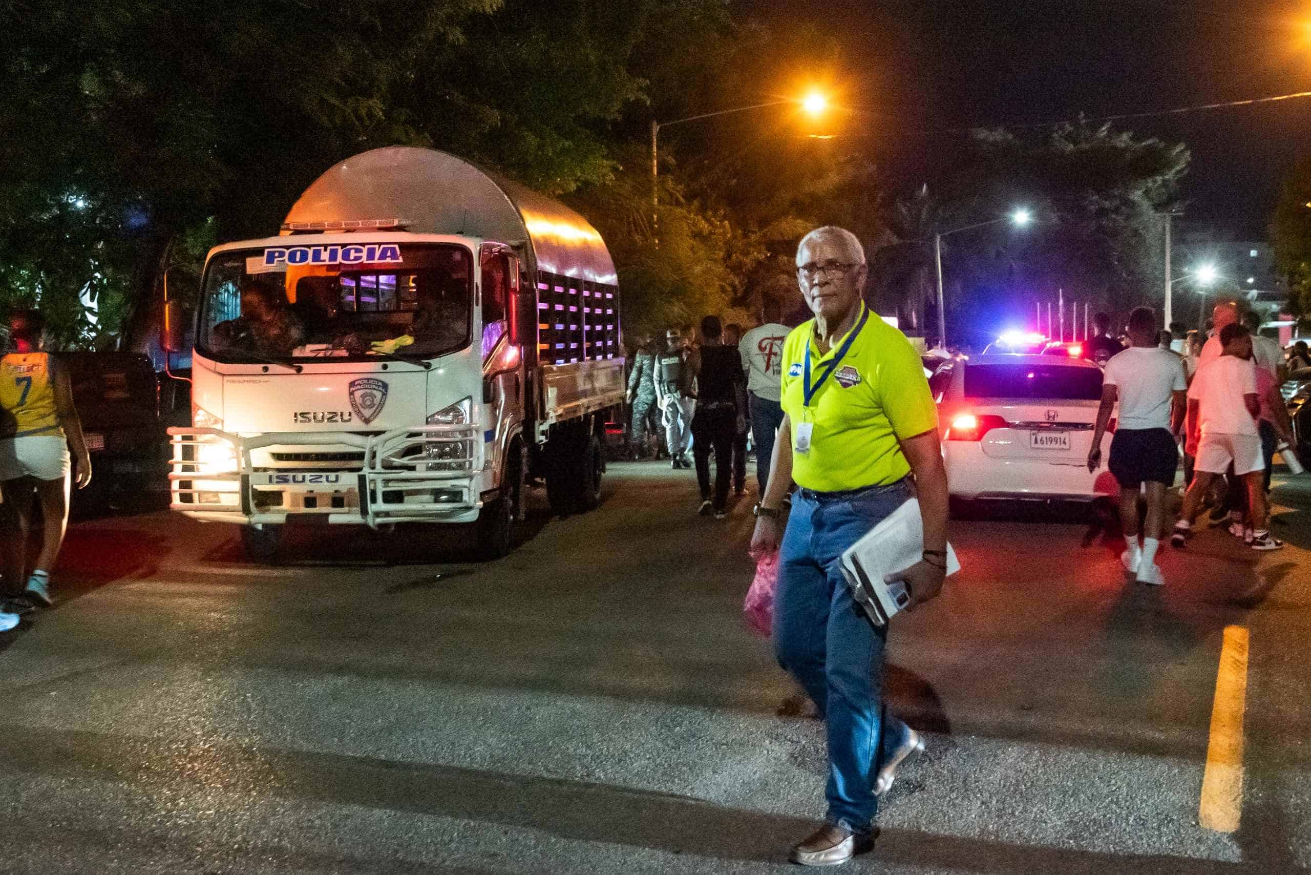 Ambiente en los alrededores del Palacio de Voleibol Ricargo Gioriber Arias luego de la suspensión del partido entre Bameso y Mauricio Báez en el TBS Distrito 2024