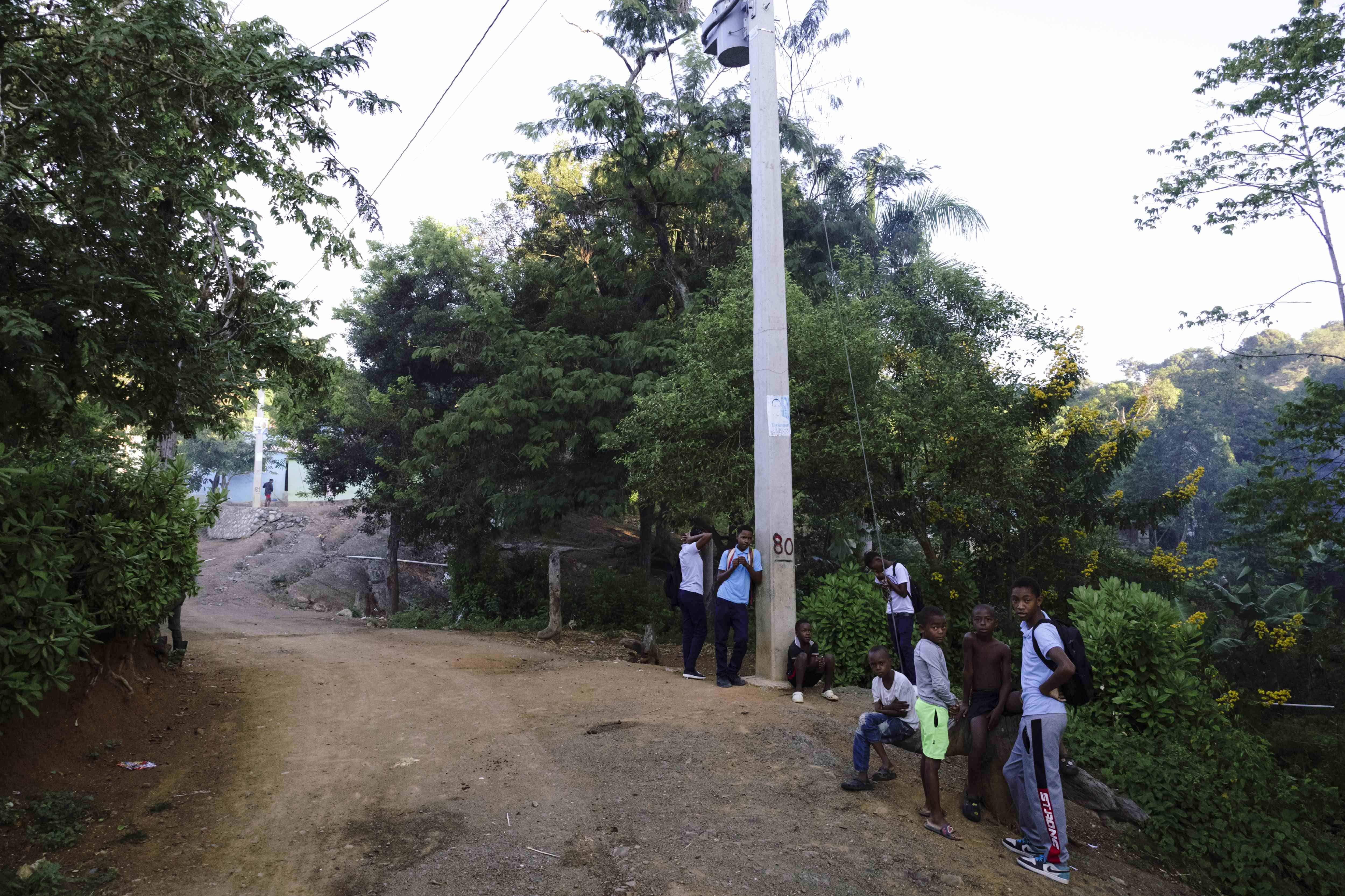 Los estudiantes esperando a otros para ir a la escuela.<br>