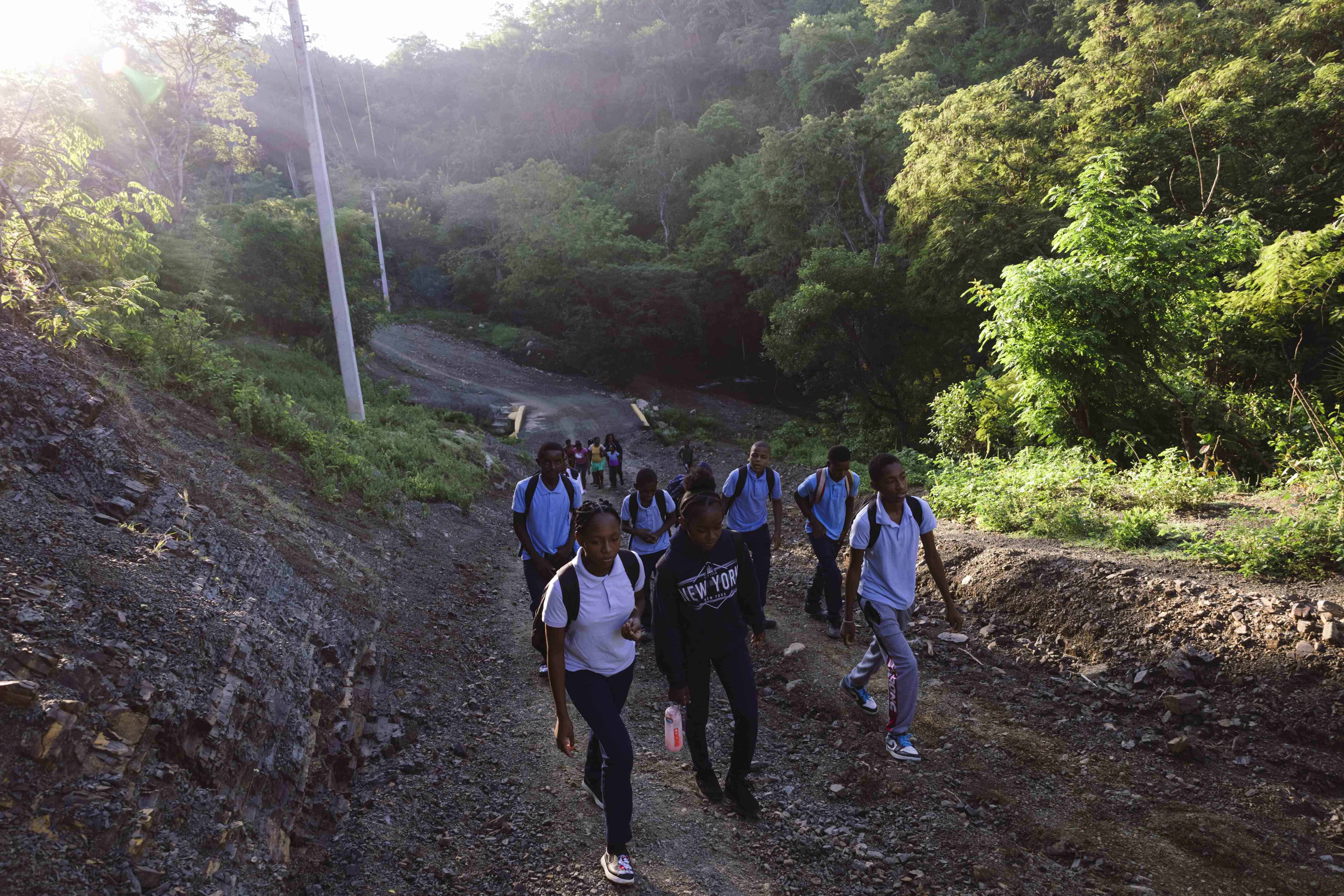 Estudiantes de La Florida camnio a la escuela a seis kilometros de distancia.