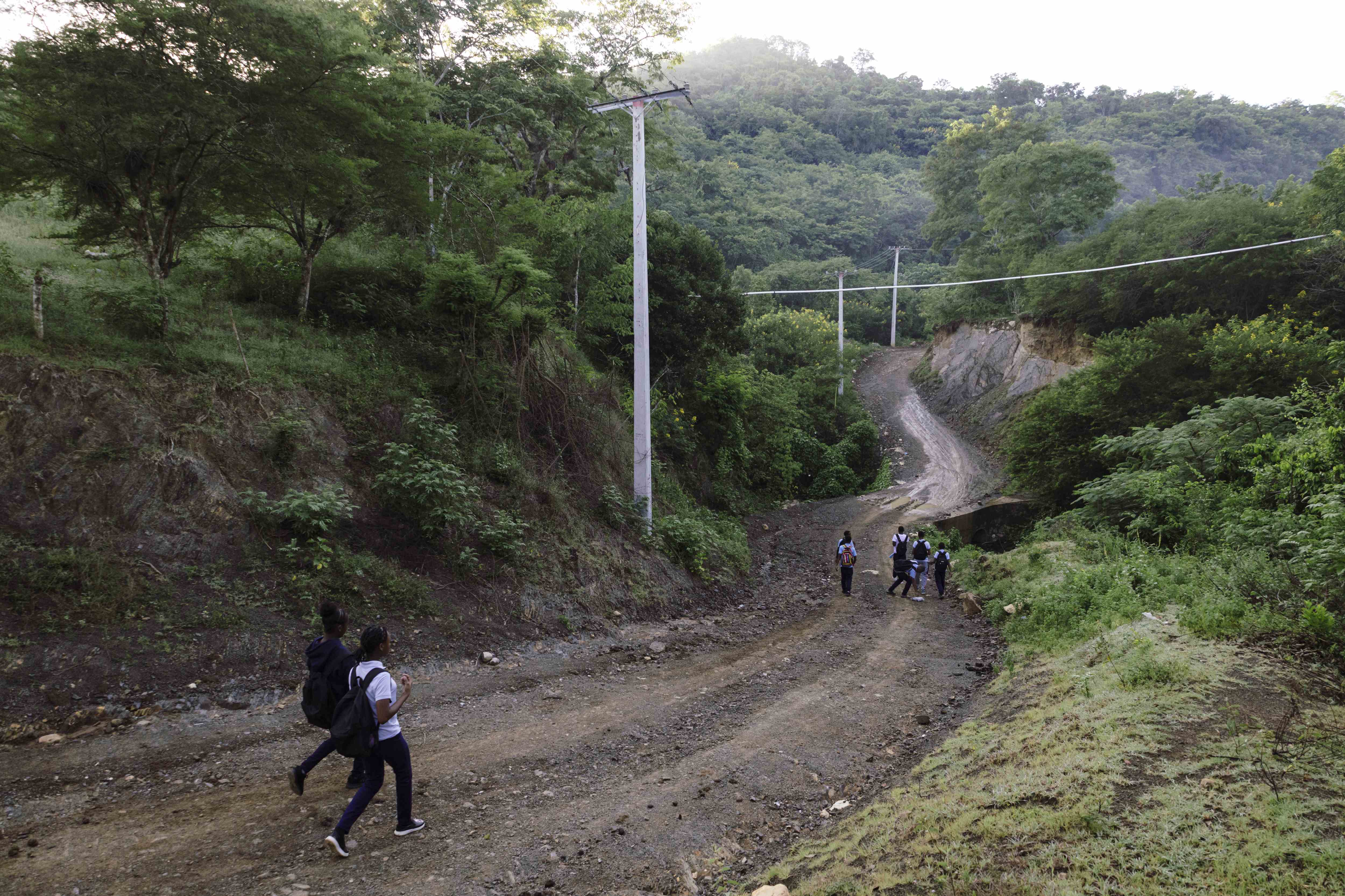 Estudiantes camino a la escuela.<br>