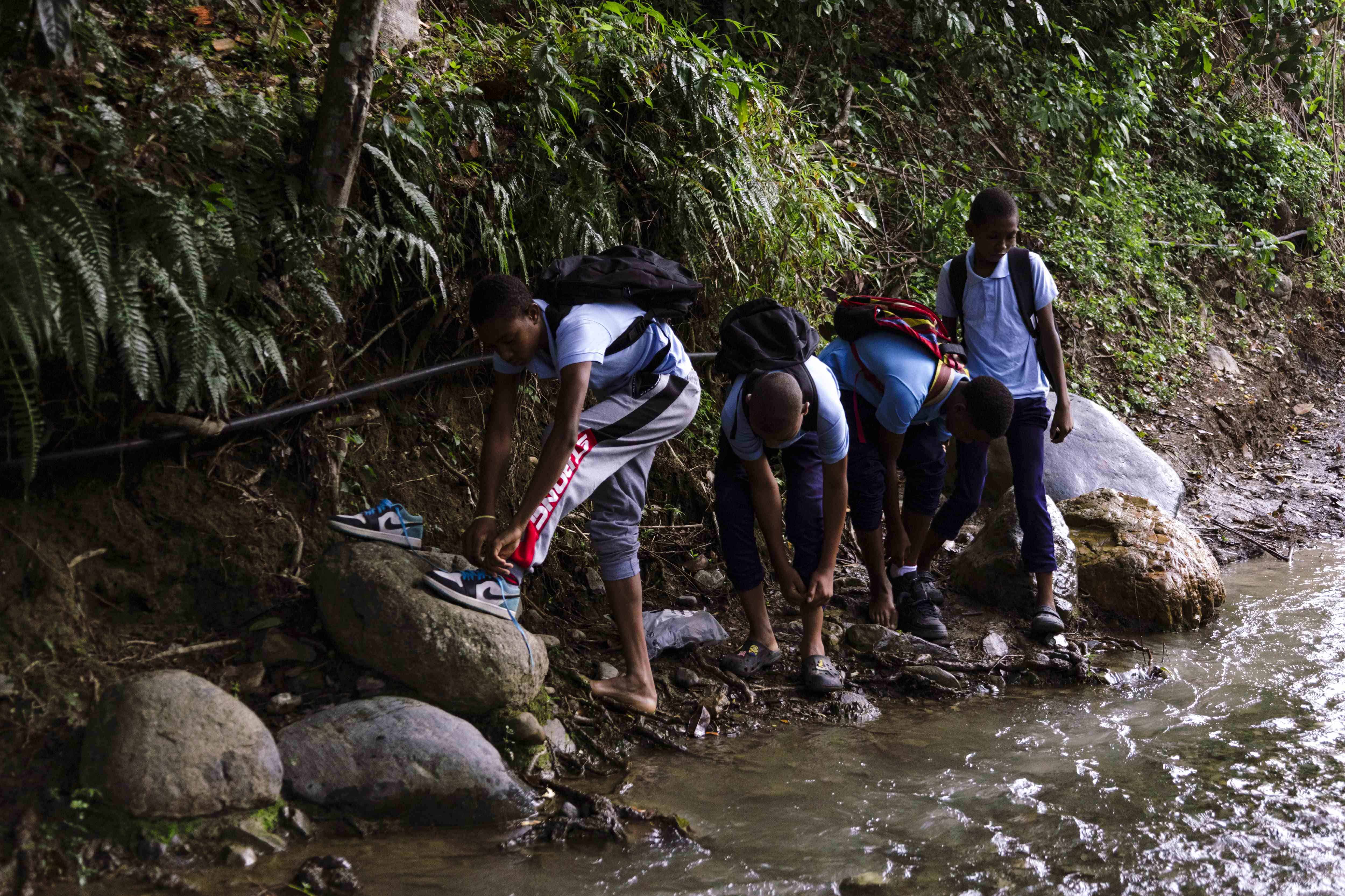 <div>Estudiante preparándose para cruzar el río.</div>