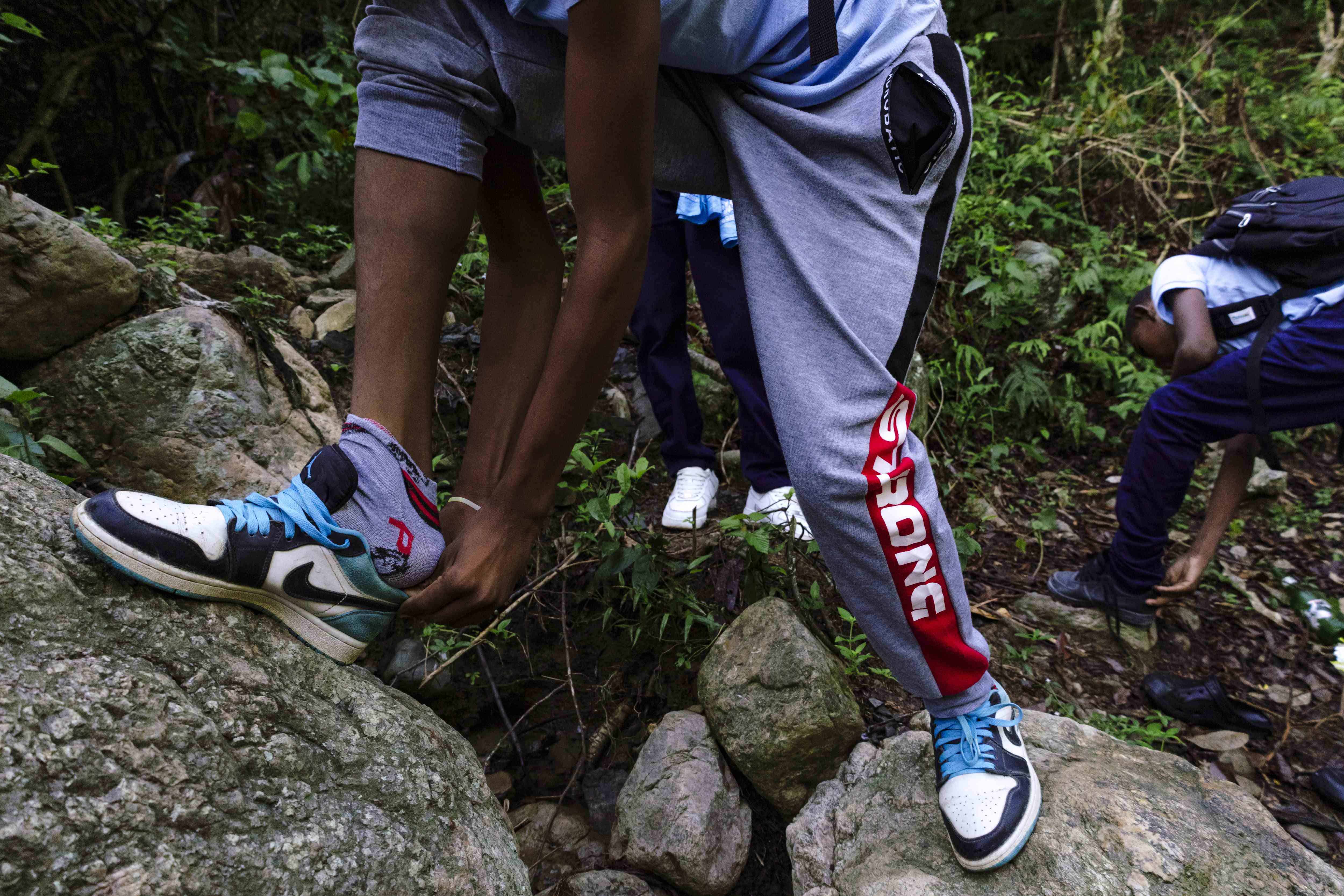 Estudiantes despueé de cruzar el rio.<br>