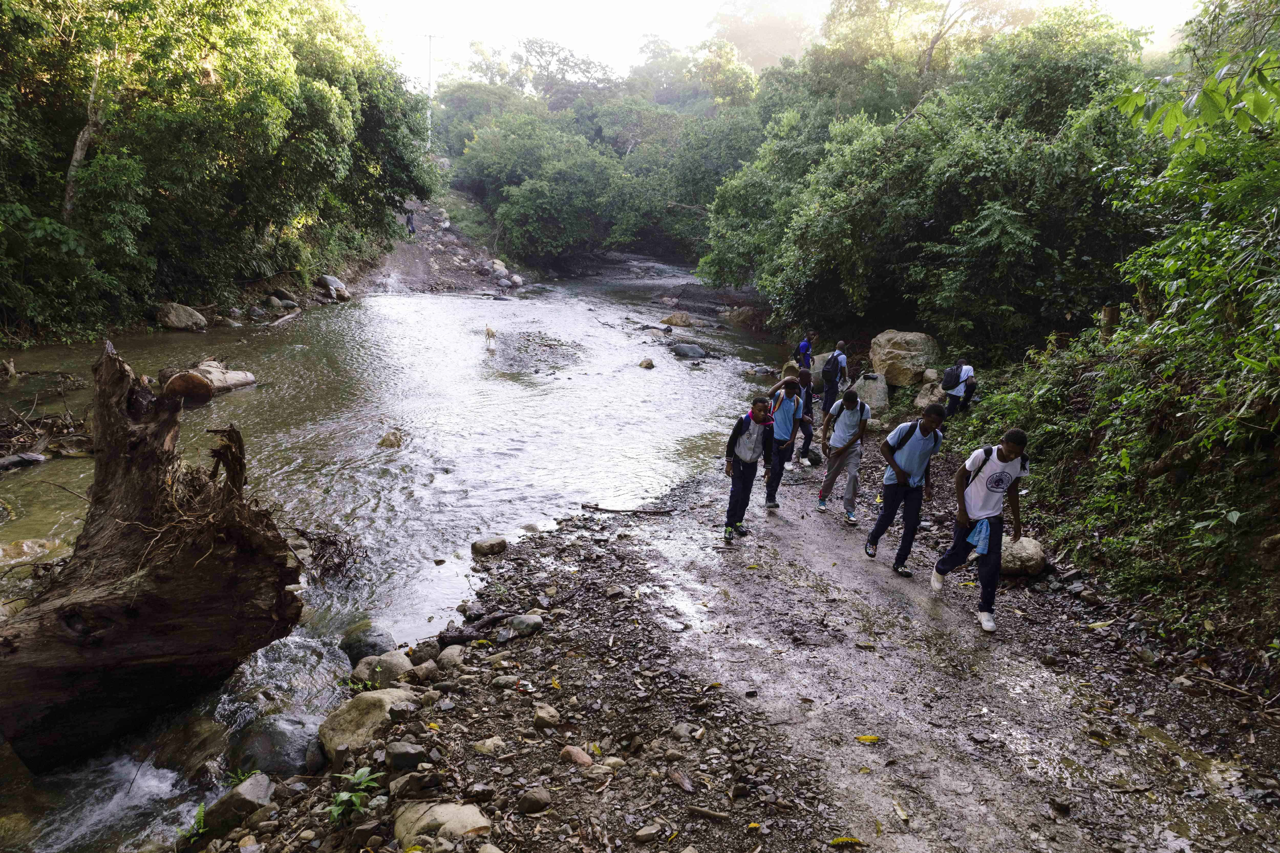 Estudiantes de La Florida luego de cruzar el río.<br>