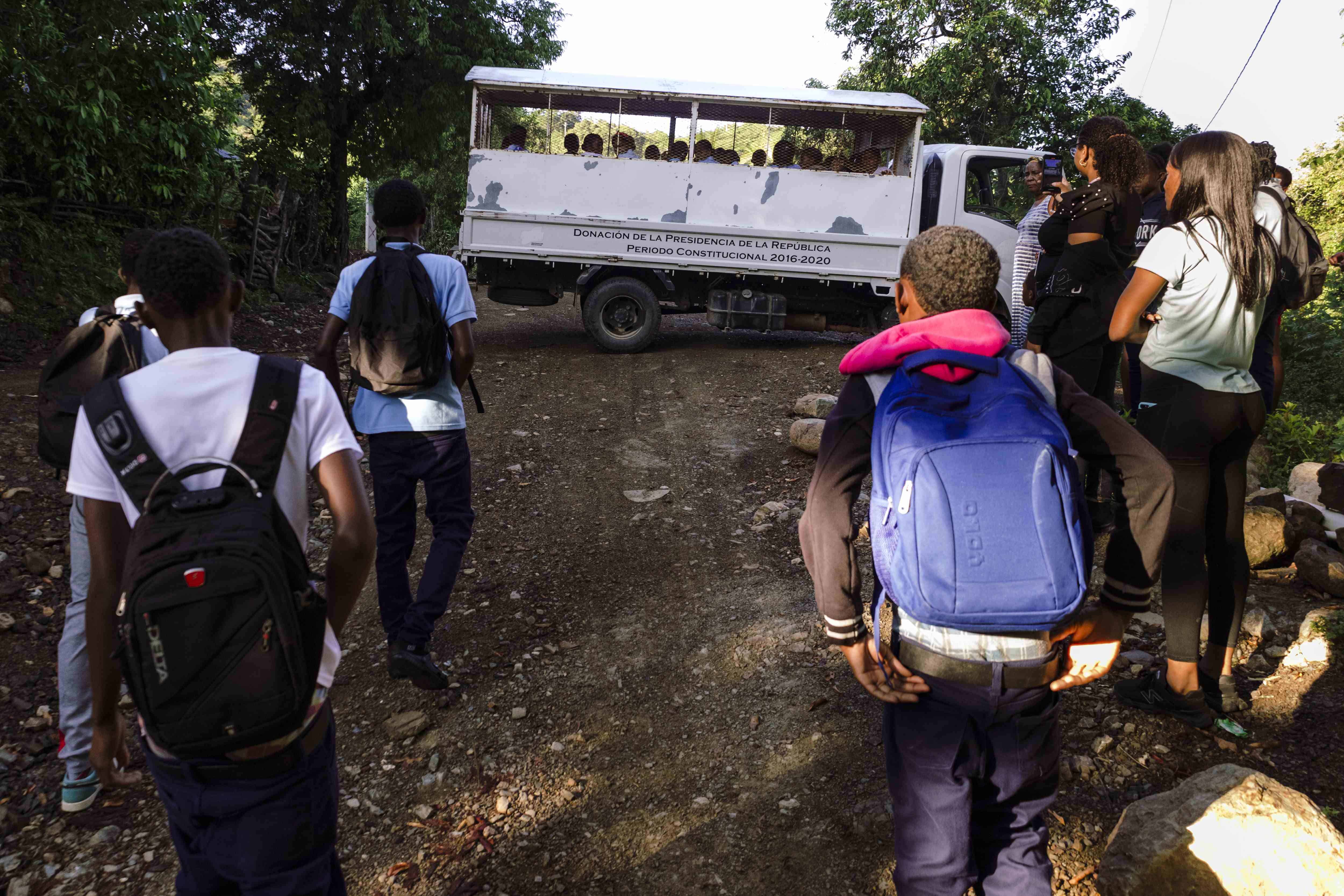 Estudiantes listos para subir a un camión. <br>