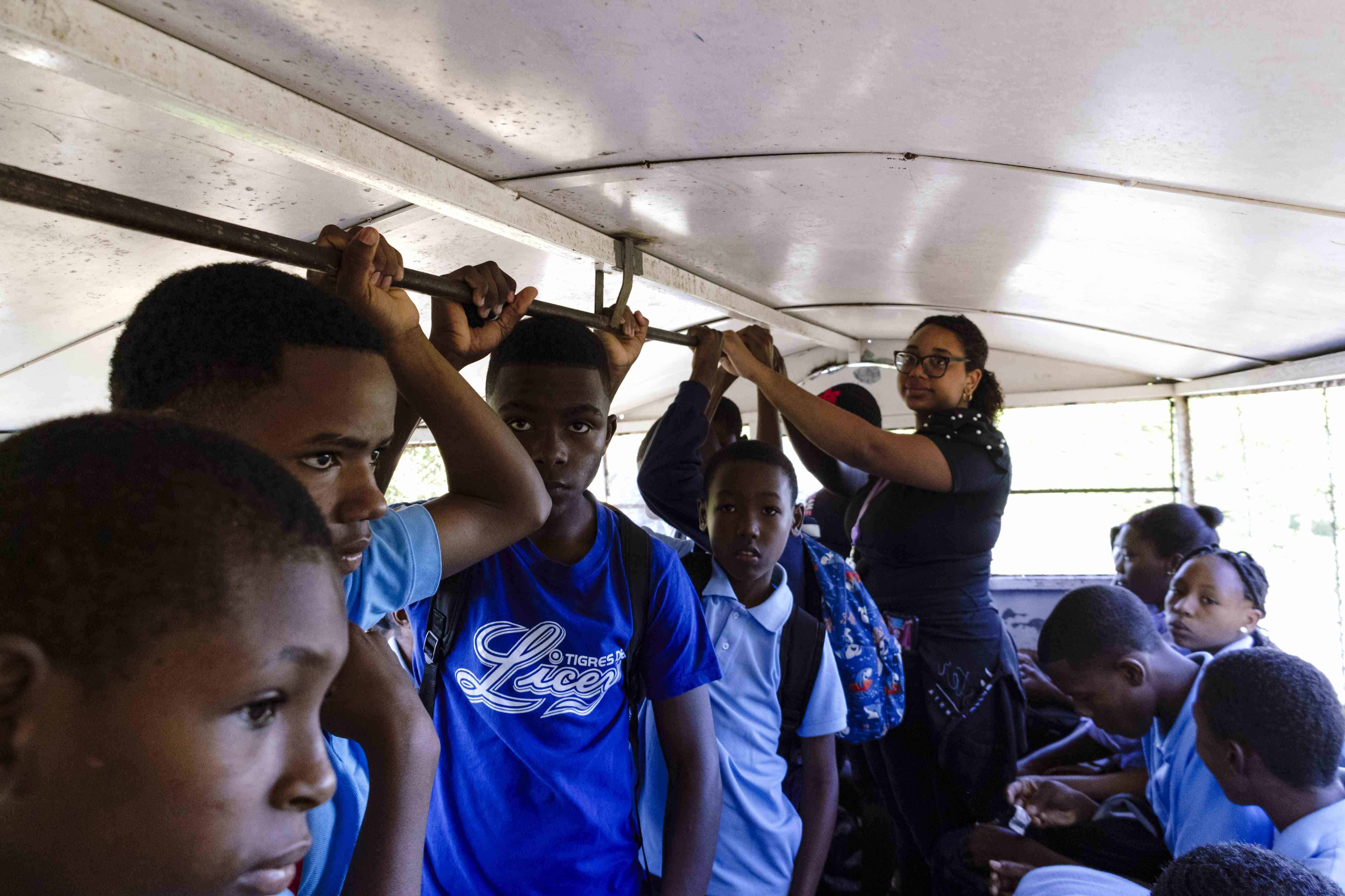 Estudiantes en el camión camino a la escuela. 