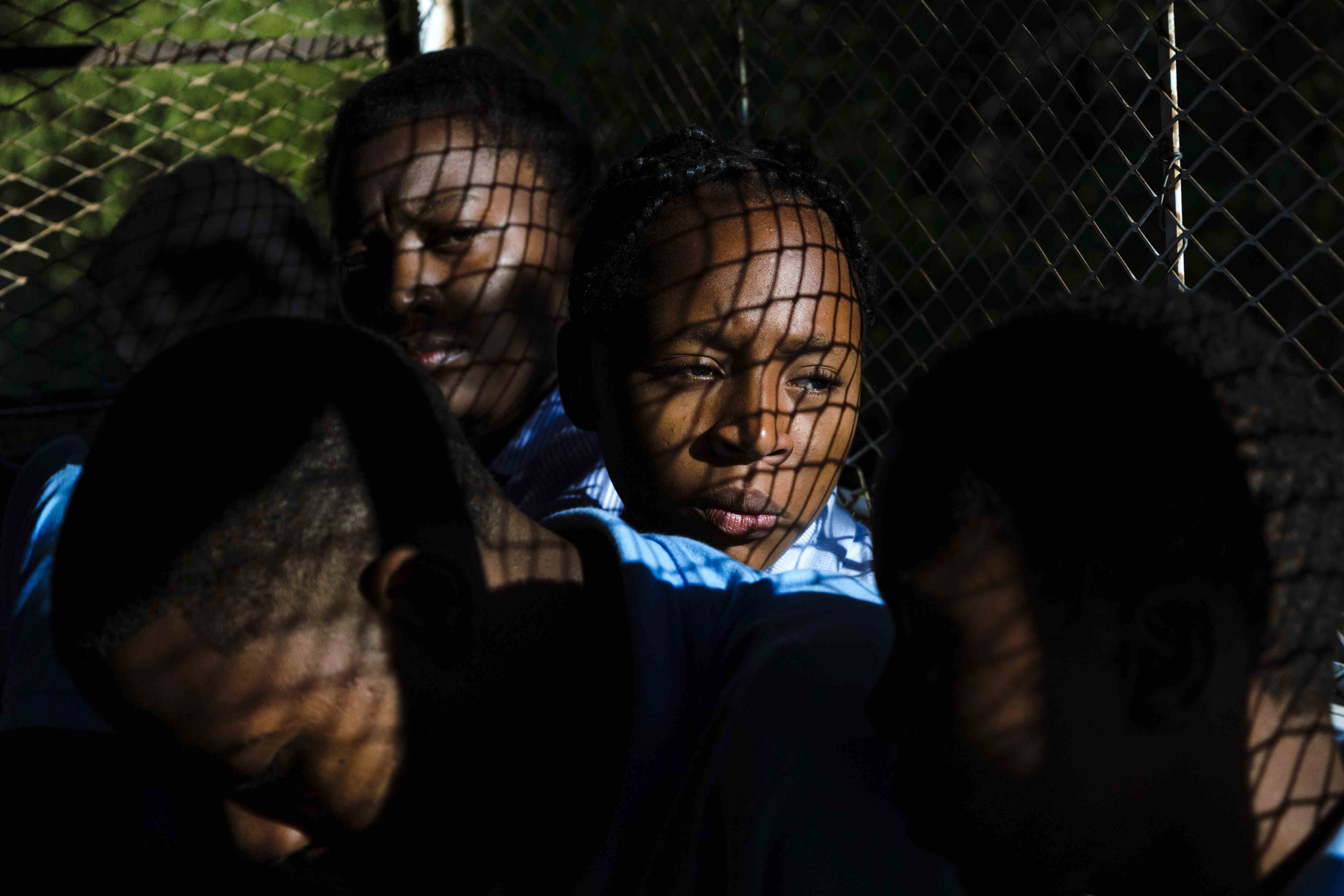 Estudiantes en el camión camino a la escuela. <br>