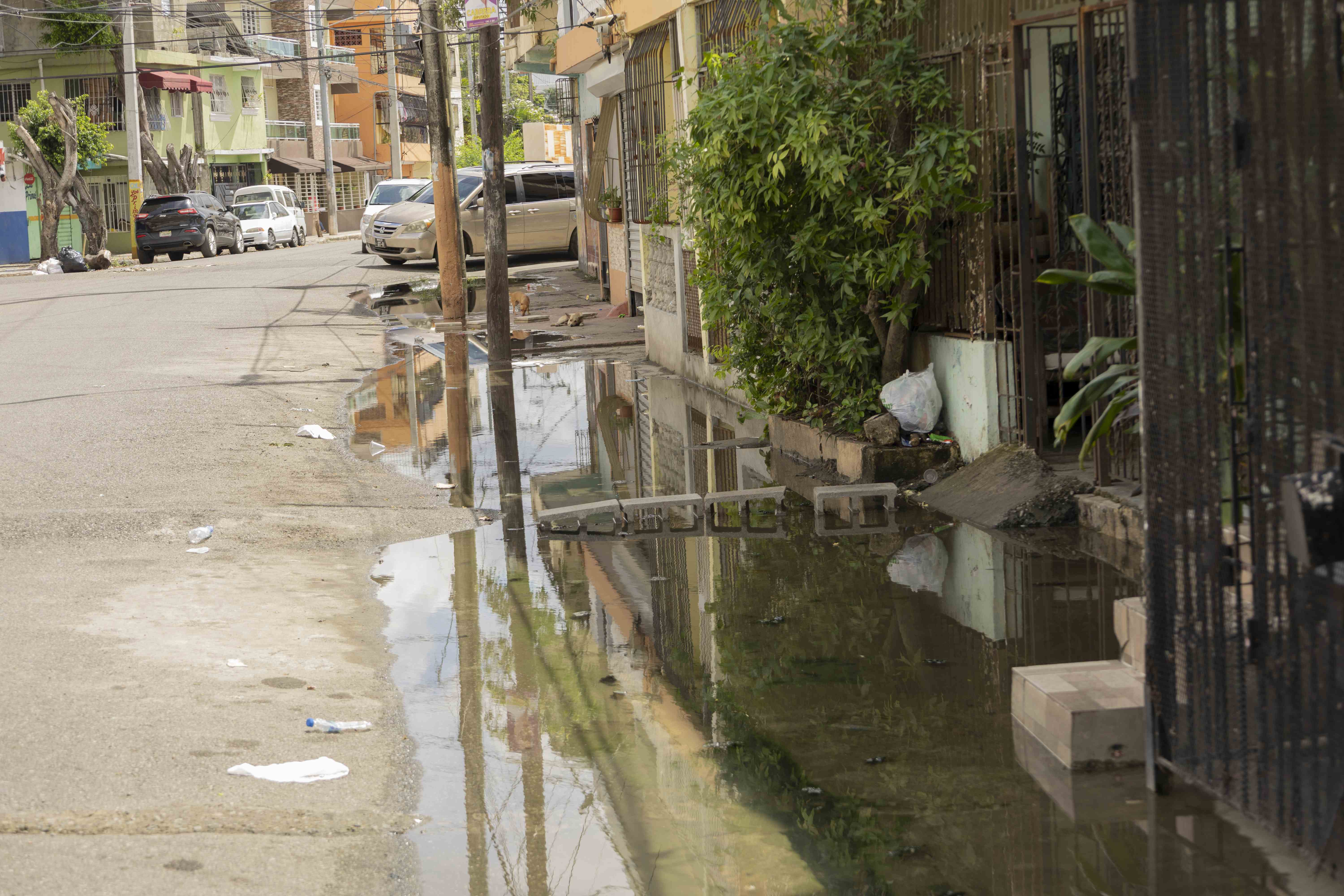 La gente se expone a caer en el agua para entrar a sus casas.