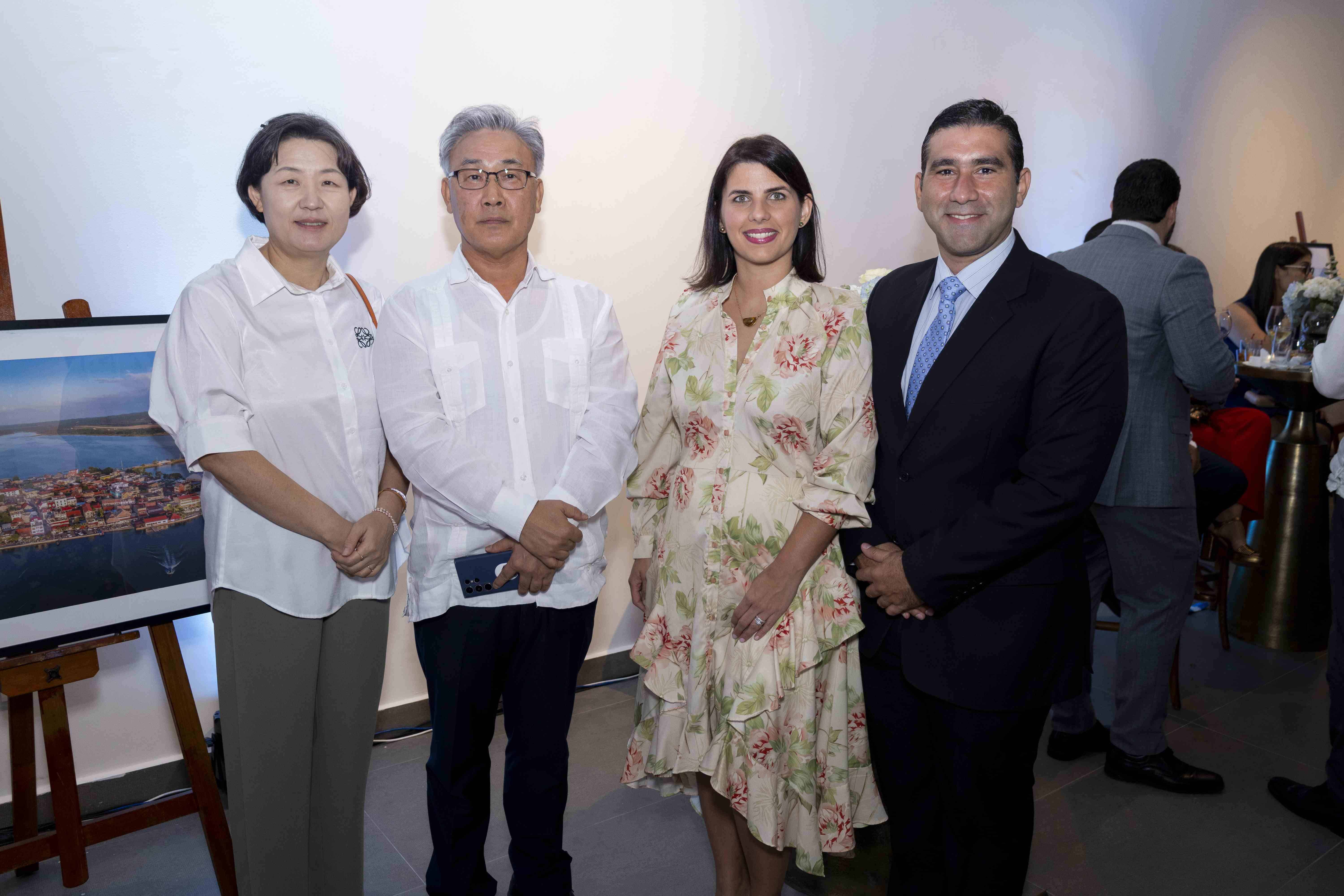 Lee Sangryul, Estefany Cuello Arbaje y Roberto Armenteros.